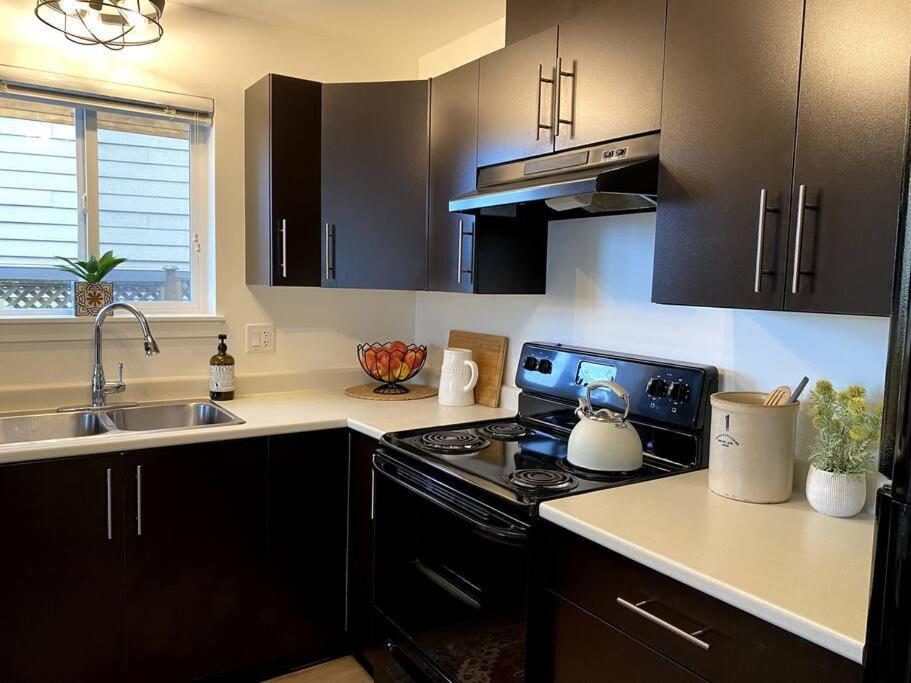 Cozy Lakeview Suite Victoria Exterior photo