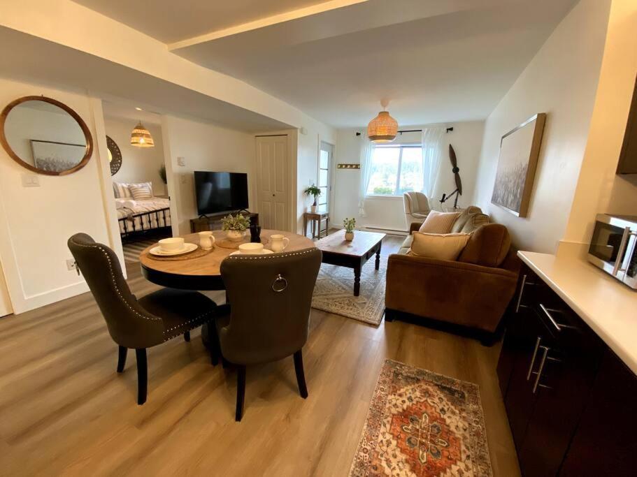 Cozy Lakeview Suite Victoria Exterior photo