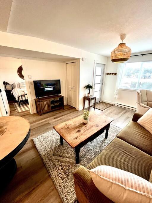 Cozy Lakeview Suite Victoria Exterior photo