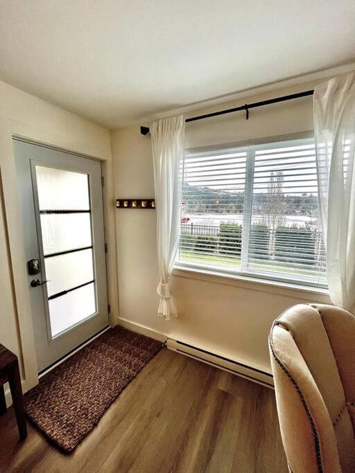 Cozy Lakeview Suite Victoria Exterior photo